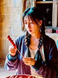 《人世間》小說中，是這樣評價鄭娟的：
“有一類女人似乎是上帝派遣到民間的天使，只要她們與哪一戶人家發生了親密關系，那戶人家便蓬蓽生輝，大人孩子的心情也會好起來。
她暈過、病過、哭過、痛過，擦干眼淚，自己包扎好流血的傷口，抬頭看天，日子還得往前走，孩子需要母親，秉昆需要溫暖鼓勵和一盞燈一個家。她就是全家人的陽光和提神香，不等不靠，自己卷起衣袖，苦干實干，寒冬賣紅薯，暑天買冰棍，冬去春天，孩子茁壯成長學習優異，秉昆刑滿出獄夫妻團聚，周家在鄭娟的堅守下，溫暖如春般交還給了秉昆，女人守家，男人撐家，沒有這個陽光能干的女人，再溫暖的家也會遇難就散。
這個美麗單純的女人，為了愛的人，無怨無悔伺候周家的老老小小，生育兩子品學兼優，撫養外甥女長大成人，成為周秉昆一生唯一最愛的女人，成為周家最大的功臣和提神香。
面對生活的苦啊，鄭娟一生向陽，火一樣愛著，踏過人間千重浪，留在愛人的身旁！活出人世間少有的高級感！何其不幸，何其幸運！！配圖