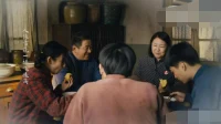 周家的最后一晚，兩位深情，慈祥，智慧且忠厚的老人，給自己三個深愛的孩子，留下了人生永恒的回憶，止不住地淚流！
苦難不值得歌頌，但闖過苦難的人是值得歌頌的，那些周家父母教會兒女們的，面對人生的頑強堅韌、不屈不撓，小人物的互幫互助重情重義、抱團取暖守望相助，是值得歌頌的。
最后， 祝你踏過千重浪，能留在愛人的身旁。配圖
