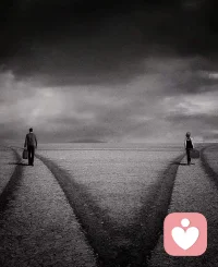 The Road Not Taken 《未選擇的路》
黃色的樹林里分出兩條路
可惜我不能同時去涉足????
我在那路口久久佇立
我向著一條路極目望去
直到它消失在叢林深處
而我卻選擇了另一條路，?
或者這是個更好的選擇。???
因為它芳草萋萋，十分幽寂；
雖然在這條小路上，???
很少留下旅人的足跡。
那天清晨落葉滿地，
?兩條路上未見足跡，
噢，留下一條路等改日再見！
但我知道路徑延綿無盡頭?????
恐怕我難以再回返
也許，從此很久很久以后
 在某個地方?我將輕聲嘆息將往事回顧；
??黃色的樹林里分出兩條路????
而我卻選擇了人跡更少的一條
從此決定了我一生的道路配圖
