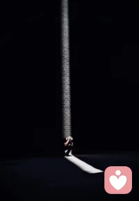 在這個星球上，所有的痛苦都來自“我”或者“我們”的個人感覺，這掩蓋了你的本質。
如果你無法認清自己的內在本質，終其一生，你都在制造痛苦，就是這么簡單明了。
你不知道自己是誰，大腦就創造了一個替代品，代替你美麗神圣的存在并依附那個恐懼且貧瘠的“我”。保護和提高那個偽造的自我感成了你最主要的動力。配圖