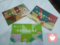 為什么說(shuō)只有愛(ài)才能讓人覺(jué)醒？為什么只有愛(ài)能帶來(lái)無(wú)窮的動(dòng)力？無(wú)論大小，唯有愛(ài)才能永生！
1986年，為紀(jì)念聞一多犧牲40周年，清華大學(xué)于大禮堂西側(cè)建立聞一多紀(jì)念像，上面刻著他的名言：“詩(shī)人主要的天賦是愛(ài)，愛(ài)他的祖國(guó)，愛(ài)他的人民。”
在寫(xiě)給父親的家書(shū)中聞一多寫(xiě)道：“男在此為國(guó)作事非謂有男國(guó)即不亡乃國(guó)家育養(yǎng)學(xué)生歲糜巨萬(wàn)，一旦有事學(xué)生尚不出力，更待誰(shuí)人？忠孝二途，本非相悖盡忠即所以盡孝也”
圍繞回鄉(xiāng)還是留校盡孝、還是盡忠等選擇聞一多向父親袒露心聲在國(guó)家、民族利益面前他毫不猶豫地選擇把個(gè)人利益放在第二位信中字字句句體現(xiàn)著聞一多的抱負(fù)體現(xiàn)著這位愛(ài)國(guó)民主戰(zhàn)士的家國(guó)情懷。配圖