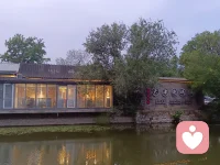 天津衛的秋天，唯有美食不可辜負，生活，一路向前！
可以揮霍悲傷的??已經過去了
?過中途
?當?切真相迎?逼來
我們其實只能 噤聲回避?
即使是?滴淚水 也成?擾
必須把柔弱的?打造成銅墻鐵壁
不泄露 也不再接收
任何與主題有關的訊息?
要到了秋深才能領會
活著 就是盛宴
?如果能夠互相告誡
讓河流與海洋從此都不起波瀾?
這天賜的余?就再?虧?
看哪 我愛 在你我的窗外
早上有霧 晚上或許有?光
?命依然豐美熱烈 運轉如常
——深秋|席慕容配圖