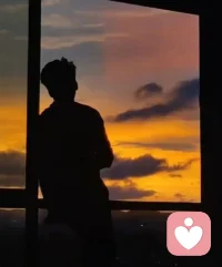 有一個(gè)夜晚，我燒毀了所有的記憶，從此我的夢(mèng)就透明了。
有一個(gè)早晨，我扔掉了所有的昨天，從此我的腳步就輕盈了。
——泰戈?duì)枴讹w鳥(niǎo)集》
我凝視著周?chē)囊磺校切┰?jīng)刻骨銘心的記憶如同沉重的枷鎖，讓我無(wú)法自由呼吸。火光中，那些片段逐一消逝，化作縷縷青煙，隨風(fēng)飄散。我的夢(mèng)就不再被過(guò)往的陰霾所籠罩，每一個(gè)夜晚都能迎接新的星辰。
當(dāng)?shù)谝豢|陽(yáng)光穿透窗簾，我仿佛聽(tīng)到了時(shí)間的低語(yǔ)。它告訴我，是時(shí)候放下那些沉重的昨天了。那一刻，我感受到了前所未有的輕松和自在，仿佛是在告訴世界，我已經(jīng)準(zhǔn)備好迎接每一個(gè)嶄新的明天。配圖