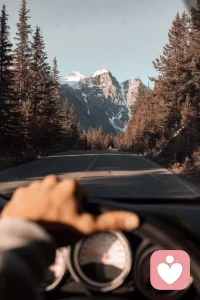 你要看過世界遼闊，再去評判是好是壞。
在踏上人生的旅途之前，我們應懷揣一顆謙遜與敬畏之心，先去領略世界的遼闊與多樣。山川湖海，風土人情，每一處都是自然的杰作，每一份都是人類文明的瑰寶。
只有當我們親身經歷，親眼見證，才能更加全面而深刻地理解這個世界。那時，再去評判其好與壞，方能更加客觀與公正，不為一時的偏見所左右。配圖