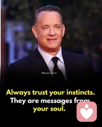 人要么永不做夢，要么夢得有趣；
人也必須學會清醒，
要么永不清醒，要么清醒得有趣。
——尼采《快樂的知識》
人生如夢，或深或淺，皆在于個人的選擇與態度。更多的人會勇敢地擁抱夢境，追求那些既奇異又引人入勝的夢境體驗，讓心靈在夢中自由翱翔，探索未知的世界。
然而，人生不僅僅是一場夢，更需要我們在夢醒時分保持清醒的頭腦。有人或許選擇永遠沉浸于自己的世界，不愿面對現實的復雜與多變，這樣的清醒無異于另一種形式的逃避。
而真正的智者，則會選擇以一種有趣且深刻的方式保持清醒，他們既能洞察世事的真相，又能以幽默與智慧化解生活的煩惱，讓清醒成為一種享受，一種對生命的熱愛與尊重。配圖