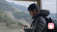 沈磊，一個有勇氣有自我的好青年！
山間的寧靜為沈磊提供了反思的空間。在高聳的山峰和清澈的河流之間，沈磊漸漸找到了久違的自由感。種菜、養花，甚至與大自然對話，這些往常被忽視的小事，竟讓他體會到了世外桃源般的寧靜和滿足。或許，真正的自由并不在于財富和地位，而在于能聽從自己內心的召喚。
從逃避到追求：沈磊的心路歷程
沈磊的離家出走并不意味著他對家庭的拋棄，反而是他對生活的一次重新審視。在田間地頭，他不再是那個為了滿足他人期待而拼命工作的小人物，而是一個勇敢追求自己幸福的人。他嘗試用耕耘大地來審視生活的意義，在豐收的季節中，體驗著生活的原味。配圖