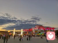 秋分之日的帝都美景^_^
“ 人生啊，哪有什麼兩全之策，短短百年，不過是教人取捨罷了。”
生活：一半煙火，一半清歡；
人生：一半清醒，一半釋然。
一個(gè)人使勁踮起腳尖靠近太陽的時(shí)候，全世界都擋不住她的陽光。
在心裡種花，人生才不會(huì)荒蕪。
不會(huì)有人總喜歡你，但總有人喜歡你。
你突然感嘆，這個(gè)世界好像有點(diǎn)可愛。
其實(shí)這個(gè)世界沒有變好也不會(huì)變好，
是你在慢慢變好，你真的很棒～
生活是屬於每個(gè)人自己的感受，不屬於任何別人的看法。即使你真的被人說壞話，也沒有什麼好在意的，因?yàn)閷?duì)方如何看待你，那是因?yàn)閷?duì)方只配看到那面。
夢(mèng)想不會(huì)發(fā)光，發(fā)光的是追夢(mèng)的你，若抱怨身處灰暗，不如提燈前行，乾坤未定，你我皆是黑馬。配圖