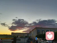 秋分之日的帝都美景^_^
“ 人生啊，哪有什麼兩全之策，短短百年，不過是教人取捨罷了。”
生活：一半煙火，一半清歡；
人生：一半清醒，一半釋然。
一個(gè)人使勁踮起腳尖靠近太陽的時(shí)候，全世界都擋不住她的陽光。
在心裡種花，人生才不會(huì)荒蕪。
不會(huì)有人總喜歡你，但總有人喜歡你。
你突然感嘆，這個(gè)世界好像有點(diǎn)可愛。
其實(shí)這個(gè)世界沒有變好也不會(huì)變好，
是你在慢慢變好，你真的很棒～
生活是屬於每個(gè)人自己的感受，不屬於任何別人的看法。即使你真的被人說壞話，也沒有什麼好在意的，因?yàn)閷?duì)方如何看待你，那是因?yàn)閷?duì)方只配看到那面。
夢(mèng)想不會(huì)發(fā)光，發(fā)光的是追夢(mèng)的你，若抱怨身處灰暗，不如提燈前行，乾坤未定，你我皆是黑馬。配圖