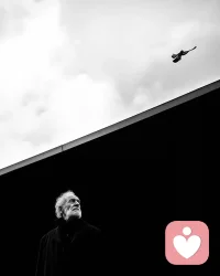 愿你自己有充分的忍耐去擔(dān)當(dāng)，
有充分單純的心去信仰。
請(qǐng)你相信：
無(wú)論如何，生活是合理的。
——里爾克
我最近漸漸變得平靜下來(lái)，因?yàn)槲覍⒆约旱拿恳惶於及才帕俗銐虻哪繕?biāo)并要求自己去完成。也是在這些日子里，我才發(fā)現(xiàn)忙碌真的可以讓一個(gè)人的內(nèi)心平靜下來(lái)。
這些細(xì)碎的、纏綿的、轉(zhuǎn)瞬即逝的柔軟時(shí)光或許在我們的一生中并不多得，可能明天就會(huì)有一場(chǎng)大風(fēng)暴來(lái)臨、也有可能明天就又會(huì)陷入到被壞情緒裹挾的漩渦里。
因?yàn)槿松褪浅錆M了不確定性，總有糟糕的事情發(fā)生，但是糟糕的事情也總會(huì)有轉(zhuǎn)機(jī)。所以我們學(xué)著接受悲傷的浪花一次次沖擊我們生活的海岸，也要一次次地勇敢面對(duì)它們。無(wú)論好與壞，存在就是合理的，請(qǐng)照單全收。配圖