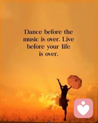 所謂人生，
就是一個不斷喪失的過程。
那些寶貴的東西會一個接一個
像梳子豁了齒一樣，從你手中滑落。
體能、希望、美夢和理想信念和意義，
或你所愛的人，會一樣接著一樣，
從你身旁悄然消逝。
讀到一段讓我醍醐灌頂的話：“真正的強大不是忘記，而是接受，接受分道揚鑣，接受世事無常，接受孤獨挫敗，接受突如其來的無力感，也接受自己的不完美。”
人生似海，起起落落，浮浮沉沉。有突如其來的遇見、始料不及的驚喜；也有猝不及防的告別和毫不留情的散場。其實這是一個平衡的狀態，命運總會給一個人饋贈一些珍寶，理所當然也就要給他制造一些痛苦。如若不然，那些未曾被命運偏愛的人該如何生活在這片土地上？
我想，所謂成長，最重要的一個命題應該就是學會和解。與自己和解，與他人和解，與命運和解。過于執著只會讓我們更加焦慮，更加喘不上氣，更加支離破碎。
那些嚎啕大哭的時刻，那些站在風中默默流淚的時刻，都釋懷吧！人生總是充滿了遺憾和殘缺，殘缺會被溫柔的時光撫平，那些傷痕也都會痊愈。不要總是站在風中，你可以流下淚水，但希望你在擦干眼淚之后可以勇敢轉身，內心堅定地走向下一個路口。配圖