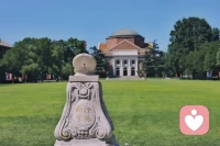 我輕松愉快走上大路，
我健康自由，
世界在我面前，
長長的褐色大路在我面前，
指向我想去的任何地方。
我不再希求幸福，
我自己便是幸福。
凡是我遇見的我都喜歡，
一切都被接受。
我不受限制，
我使我自己自由，
我完全而絕對地主持著我。
——沃爾特·惠特曼《大路之歌》配圖