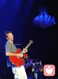 這世界有時很糟糕，
我用我自己的方式尋找自由。
——萊昂納德·科恩
我經常覺得自己是一個不合時宜的人，時而焦慮；時而憂郁；時而平靜。但我喜歡這樣的自己，我覺得我在這個加速運轉的大世界中擁有一個自己的小世界，我在其中信步徐行。
我曾經如此期待得到別人的認可，得到外界的肯定。然而當我的心向內偏轉，我才發現我的小世界和別人毫無關系，我自己才是我世界里的唯一的主角。
就像《明朝那些事兒》里面的徐霞客，當同朝堂的其他人都在追逐功名與富貴之時，他卻獨自一人坐在黃山之頂，聽了一整天大雪融化的聲音。彼時我才恍然大悟：原來所有的成功中，最為核心的是按照自己喜歡的方式去度過一生。配圖