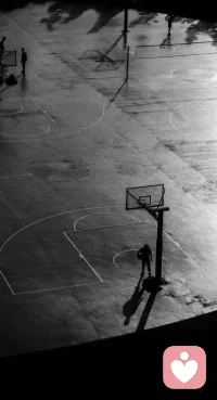 在生活中，
最沒有意義的事物比沒有意義的
最偉大的事物更有價值。
——卡爾·榮格《紅書》
這句話真的很打動我，因?yàn)槲医裉煲徽炀褪鞘裁匆矝]干，沒有刷題，沒有背書，沒有看課，甚至沒有進(jìn)行深度的思考。
因?yàn)榻裉斓年柟馓昧耍夷弥鴷诠珗@里坐了一整天，當(dāng)時我的腦子里一直重復(fù)著黑塞在《克林索爾的最后夏天》里的一段話：“世界越來越美了，我獨(dú)自一人，卻很自在，我別無所求，只想被陽光曬透。”
看書看得入了迷，抬起頭的時候發(fā)現(xiàn)身旁打鬧嬉戲的幾個孩子都已經(jīng)回家了，我背上包也準(zhǔn)備離開，看著逐漸西落的殘陽，我的內(nèi)心平靜得沒有一絲波瀾，同時又充實(shí)無比。這樣一個陽光頂好的日子，這樣難得的一次放空自己，我很歡喜。
所以，盡管有些事情看起來并沒有什么意義，但我們還是要去做，不為成績，不為功利，不為達(dá)到某種目的，只是因?yàn)椤矚g。配圖