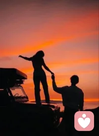 去愛永遠不會出現第二次的東西，
在火焰與狂喊中去愛，
人就在這一瞬間活著。
——加繆《反抗者》
我總是告訴自己：要做一個浪漫的人，要滿懷希望，要大膽相信愛，要勇敢追求愛。因為在現實生活，無論我被摧毀和重塑多少次。總而言之，都是愛一次次地將我召喚，使我回歸到自己。是的，我們不能停止愛，我們也不能停止去愛。
人類偉大的生命和美好的愛是生機勃勃的。假若這一生中有那么一些片段被愛救贖，這一生的大半不公與痛苦都可以忽略不計。愛是一瞬間，愛不在于任何結局，我們能愛就投入去愛或者不能愛就不去愛這種過程，才是愛的終極意義。配圖