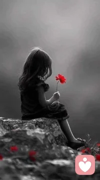 我們領(lǐng)教了世界是何等兇頑，
同時又得知世界也可以變得溫存和美好。
.\村上春樹《海邊的卡夫卡》
加繆說：“只要我還一直讀書，我就能夠一直理解自己的痛苦，一直與自己的無知、狹隘、偏見、陰暗，見招拆招。”
瞧，這個世界破破爛爛，這是大部分人都知道的事實；可也總有人在破破爛爛的生活里用自己的方式縫縫補補，治愈自我，療愈人生。
很多人只想擁有快樂卻對痛苦避之不及，可大家好像忘了，喜悅本身就是從荒蕪的痛苦當(dāng)中生長出來的，如果失去了痛苦，這世間便再也沒有幸福。
就像天氣，此刻還是炙熱，但我們都知道：在不久的幾天后，天氣就會突然轉(zhuǎn)涼，風(fēng)霜就會逐漸來到，很多事情都在變，沒什么是永恒不變的，快樂也不會常駐誰的生命。因此，我想告訴大家：生活在這個世界，一定要有一種能力——在悲傷的片段中剪輯出快樂的部分，一邊跌倒，一邊重振旗鼓。配圖