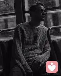 Something beautiful happens when you stop waiting to be chosen and instead choose yourself. When you love yourself first. When you can be alone with the shape of yourself. When you stop running away from your truth.
The right people start to show up. The right opportunities suddenly align. All the hustling you were doing, trying to make yourself more worthy, stops feeling right, and instead you get into the flow of life. And everything you thought you'd have to earn and strive for seems to come a lot more easily. 
當(dāng)你不再等待被選擇，而是選擇自己時(shí)，一些美好的事情就會(huì)發(fā)生。當(dāng)你先愛(ài)自己時(shí)。當(dāng)你能夠獨(dú)自面對(duì)自己的形狀時(shí)。當(dāng)你不再逃避自己的真相時(shí)。
合適的人開(kāi)始出現(xiàn)。合適的機(jī)會(huì)突然出現(xiàn)。所有你為了讓自己變得更有價(jià)值而忙碌的事情，都不再感覺(jué)正確，相反，你進(jìn)入了生活的流動(dòng)中。所有你認(rèn)為你必須努力爭(zhēng)取的東西，似乎來(lái)得更容易了。配圖