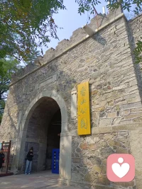 秋高氣爽，登香山望遠。，其喜洋洋者也！
When you choose you, everything and everyone has to rise to that level. And all the good things you thought you'd have to force arrive in perfect timing.
Yes, you need to show up. Yes, you need to work. But, it'll be with the right people, the right opportunities, and the kind of life that lights you up from the inside. Because you are lit up from the inside.配圖