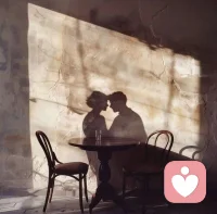 “ 最好的感情就是：相處時，不需要防備，聊天時，沒有顧慮，在對方眼裡有話直說，開心時一起分享，難過時有你陪伴。”
在感情裏，強行迎合一個人，就像穿一
雙不合腳的鞋子，走得久了只會把雙腳磨得出血泡。真正的感情是不需要討好對方，需要兩個人的互相尊重，互相包容，共同的經營，而不是單方面的付出與討好。
希望我們能一直久處不厭，閒談不煩，從不數衍，絕不怠慢。我知道你不會走，你知道我不會變，相互惦記，各自忙碌。配圖