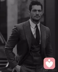 《被討厭的勇氣》裏有一段話我很喜歡：
 人生是不斷與理想的自己進(jìn)行比較，而不是活在他人的評價之下，我們不是為了滿足別人的期待而活著，而是為了自己活
出自己的人生。縱使被說壞話，被討厭，也沒什麼好在意的，因為對方如何看待你，那是對方的課題。
毛姆也曾說：“ 無論在誰面前，只要你不欠他的，就沒必要唯唯諾諾，你的軟弱，會讓對方更加看不上你。心軟和不好意思，只會殺死自己，理性的薄情和無情才是生存利器。
我現(xiàn)在終於明白，你和任何人的關(guān)係，其實並不取決於你對別人有多好，而是取決於你的強(qiáng)弱，手上籌碼的多少。人們普遍對強(qiáng)者比較寬容，而即便弱者沒做錯什麼，也會被苛刻對待。就算你一味忍氣吞聲，往往也會被看成廉價的討好。
我現(xiàn)在要把自己當(dāng)成這個世界的主角，堅信所有的阻礙實際上都是幫助自己走向成功的墊腳石，身邊的所有的事物都是我通關(guān)的寶典，我開始相信：天助自助者。配圖