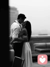 There is a kind of sadness that comes from knowing too much, from seeing the world as it truly is.
 It is the sadness of understanding that life is not a grand adventure, but a series of small, insignificant moments, that love is not a fairy tale, but a fragile, fleeting emotion, that happiness is not a permanent state, but a rare, fleeting glimpse of something we can never hold onto. 
And in that understanding, there is a profound loneliness, a sense of being cut off from the world, from other people, from oneself.
知道得太多，看到世界的本來面目，就會產生一種悲傷。這種悲傷源于認識到生活不是一場偉大的冒險，而是一系列微小、微不足道的時刻；愛情不是童話故事，而是一種脆弱、轉瞬即逝的情感；幸福不是一種永恒的狀態，而是一種罕見的、一閃而過的瞬間，我們永遠無法抓住。在這種認識中，有一種深刻的孤獨，一種與世界、與他人、與自己隔絕的感覺。
-弗吉尼亞·伍爾夫
英國作家 ~ 1882 - 1941 ~配圖