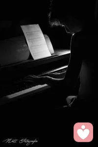 等不到天黑 煙火不會太完美
回憶燒成灰 還是等不到結尾
她曾說的無所謂 我怕一天一天被摧毀
等不到天黑 不敢凋謝的花蕾
綠葉在跟隨 放開刺痛的滋味
今后不再怕天明 我想只是害怕清醒配圖