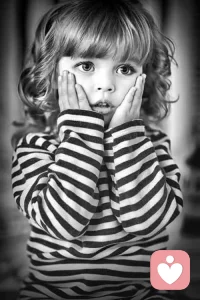 認(rèn)同來訪者有時(shí)是有必要的，只有認(rèn)同才能切身體會(huì)到來訪者的感受，也是一種建立關(guān)系的方式。
但是，如果認(rèn)同繼續(xù)以無意識(shí)的狀態(tài)存在，就很容易讓咨詢進(jìn)入僵局，甚至有時(shí)候在認(rèn)同的狀態(tài)下，咨詢師無意識(shí)的防御升起，咨詢室變成了重現(xiàn)來訪者內(nèi)在場景的場所而壓縮了工作的空間，導(dǎo)致咨詢碌碌無為，甚至變成一種拮抗或者教導(dǎo)。配圖