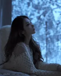林徽因說：人一定要結識一位可以無所顧忌和你聊天的异性朋友。煩悶的時候能陪你聊一聊，難過的時候能借肩膀靠一靠。比友情多一些，比愛情少一些，不會影響彼此生活的良師益友或藍顏知己。你哭，他會安慰你；你笑，他會懂你。不管何時何地，你轉身，他都在！
 我相信很多人心里藏著一個人，不是不愛，而是深愛；不是不聯繫，而是不能聯繫；不是不想忘，而是怎樣都忘不掉。沒有一輩子的情，卻有一輩子的思念！你陪我一程，我念你一生。這種愛只能放心底，當作美好的回憶！
 最舒服的情感關係，不一定是夫妻，但一定是靈魂伴侶。我發消息給你，你發消息給我。不忙的時候秒回，如果你忙，忙完了記得回復彼此。你一句，我一句，凡事有交代，事事有回應。不用擔心彼此會麻煩，也不用擔心自己會多餘，更不用擔心自己會打擾到對方。沒有欺騙，沒有隱瞞，沒有心計，沒有顧慮。想說就說，彼此掛念。你懂我的欲言又止，我懂你的言外之意……
真正愛一個人並不是因一時好感，而是明知沒有結果，卻還是想要再堅持繼續。不管多痛也願意，因為遇見不容易，錯過會很可惜。反正最好的結果餘生都是你，最壞不過餘生都是痛苦的回憶。
 疲憊的生活真的太需要一個精神寄託了。所以，樂觀和懂你的人，才是疲憊生活的解藥！
 突然就被這段話治愈了。談戀愛的意義是什麼呢？大概是彼此照亮，成為彼此的避風港和精神寄託，讓原本平淡的生活感到一絲絲美好。在每一個情緒低落的夜裡有個依托，在平庸無望的時候發現更好的自己。有些話無法對父母和朋友說出口，但和對方說，就像是給無處安放的靈魂找到了一個可以依靠的港灣。相互滋養和成長，彼此給予能量，並肩去對抗這個世界！
 莫言說：精神上的慰藉，勝過物質上的給予；心靈的相通，超越距離的障礙。最深的感情就是讓一個人住進你的心裡，空閒下來的時候是你心靈的歸宿，忙碌的時候是你前進的動力。能隨時打擾的人，有一個就足夠了。配图