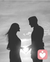 常在想：怎樣，才算真正愛一個人？
或許，時刻讓你感到踏實心安，並非只是衝著你的光芒靠近。
而是看到你站在泥濘中，艱難前行，不顧狼狽，堅定地牽起你的手，許你溫柔。
看你來時的路，和你吃過苦，無比心疼，從今往後，竭盡全力，補償給你。
是星標關注，是聊天置頂，是消息秒回，是及時報備，是怕你誤會，是無論順逆，都心甘情願陪你。
或許，做到很難，但我相信，一定會有這樣的人，正穿過茫茫人海，奔向你。配圖