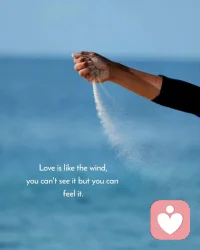 而且我知道：
只要我們伸出手，
就會獲得幸福。
盡管這種幸福是那么短暫、
那么危險、那么脆弱，
但我們還是應該伸出手。
——加繆《加繆情書集》
前兩天在看留言的時候有一句話一下子就吸引了我，那位粉絲朋友說：“我是一個幸福主義者，我希望自己人格獨立，精神獨立，財富自由，沒有別人也能幸福。”
我覺得真棒這句話，這個人也真棒，我發自內心為她感到高興。今天借她這句話聊聊我們的幸福主義。
人生哲學里對幸福主義的定義是：實現人人被尊重被信任的目標。幸福主義是人類社會的以人為本的最高價值體現。
需要強調的是，一個人只有在找到幸福的本質和掌握幸福發生的客觀規律之后，才能真正地理解幸福主義。
而幸福的本質和幸福發生的規律也并不是固定的，每個人尋找到的最終結果都是不一樣的。當你能夠毫不猶豫地說出幸福是什么，那大概率是你已經找到了你的標準答案。
在我看來，幸福不是擁有很多東西，而是我們所擁有的每一件有限的東西，都能讓我們感到快樂。
幸福不一定轟轟烈烈，可以是細碎、是平凡、是渺小、是簡單、是重復的瞬間……
愿我們都有感受細碎幸福的能力，日復一日地真誠幸福下去。配圖