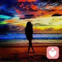 很喜歡霉霉的這段話： 內心強大的祕訣是，我永遠喜歡我自己，我有勇氣敞開心扉去歡迎一切新的變化和想法，但我永遠不會因為別人的反應而惶恐不安，不因外界的評價而自我懷疑，我允許自己被否定，但我無需認同，也不會在意。
你若平和，無人能擾，所以不要過於敏感，內心要不斷地強大，別被別人左右你的情緒。
就算無人問津也好，技不如人也罷，千萬別讓煩躁和焦慮毀了你本就不多的熱情和定力，別貪心，我們不可能什麼都有，也別灰心我們也不可能什麼都沒有！
生活可以粗糙，歲月可以不溫柔，人心也可以涼薄，但我們不可以不愛自己，取悅自己，記住，愛自己才是終身浪漫的開始。配圖