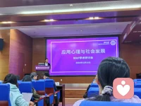 “不要在別人的眼光里找快樂，走好自己選擇的路，做自己喜歡的事，往后余生，愿我們每個人都能活成自己真正想要的樣子，在平淡的日子里知進取，在艱難的歲月中也不慌張！”配圖