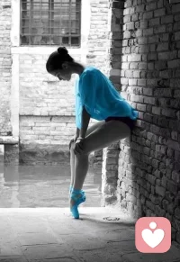 所有隨風而逝的都屬于昨天，
所有歷經風雨留下來的才是面向未來的。
——瑪格麗特·米切爾《飄》
陳奕迅的《富士山下》里有一句歌詞：“要擁有必先懂失去怎接受。”
我們都知道，要真正拋棄一些舊的東西是很難的，尤其是自己已經習慣的，覺得在生命中已經不能缺少的。
所以我們總是很難和舊的人舊的事物告別，但其實換一個角度想想，人要想成長，要想變得和過去不同，就必須舍棄掉一些自己曾經習慣的東西。
因為有很多舊的東西它的存在其實對你的成長是有阻礙的，阻礙你進步，阻礙你向前走。
但凡真正屬于你的東西，它或許一輩子都會跟隨著你，不會離開。
所以，不要害怕失去，成長就是一個失去又獲得、獲得又失去的過程。那些真正屬于你的東西，即便被暫時丟棄或者擱置在一旁了，可能過不了多久又回來了。配圖