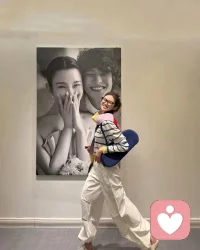 “ 儘量地學習，儘量地經歷，儘量地旅遊，儘量地吃好東西，人生就比較美好一點，就這麼簡單。
日落是免費的，春夏秋冬也是，不要覺得人生那麼無望，希望你快樂。
我們總是為許多遙不可及的事情奔波，卻錯過了路邊的花開，傍晚落在身上的夕陽。忙著生活的同時記得去感受日常生活中的小細節，生活除了瑣碎與平淡，還有可口的美食和無數盛開的花朵。
除了生死都是小事，好好生活，別想太多，昨天的太陽，曬不幹今天的衣裳，明天的雨，淋不溼今天的自己，該忘的忘，該放的放，讓心歸零，微笑前行。
《你好，生活》： 如果可以，請為生活停駐。留點時間、鍛鍊身體、沐浴陽光、多些耐心、關照一粟一羹湯，願我們都勤靡餘勞，心有常閒。配圖