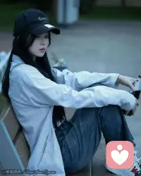 不主動聯繫你的人，就別去糾纏了！
不論是情侶或是朋友，關係聯繫到最後，對方從一開始隨意回應一兩句，到最後連一句都不想再囉嗦，這個過程並不需要多久。
兩個人的聯繫，一個說得太多了，另一個毫無反應，往往就是煩了，厭了。因為你覺得你是在關心，但對方只會覺得，你很打擾，你很討人嫌。
其實，在這個諾大的世界裡，沒有誰一定離不開誰，也沒有誰一定非誰不可。要能想明白這一點，或許大部分人都能好過許多。
但凡對你會有一點掛念的人，都不會讓你聯繫得這麼卑微，只有心裡沒有你，才會什麼都比你重要，他的朋友比你重要，玩遊戲比你重要，路邊一隻小貓小狗，都比你更能引起他的關注，對這樣的人，就放過吧，不是放過對方，是放過自己。
你想出一百種糾纏的時候，他只需要反覆使用種，就足夠讓你死心。那就是管你怎麼聯繫，他就是神隱了，讓你怎麼也找不到。
你不開心，你哭你難過，你恨也好，愛也好，好像都不關他的事。畢竟，是你自己上趕著要對他好，沒人逼你。
你覺得是折磨，他覺得是解脫。所以，我們就別那麼傻了。配圖