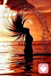 It's difficult to be the best version of yourself all the time. But perhaps life isn't about that. You don't have to always be in a good mood; you don't have to always be sociable or productive. It's about how much you try, even when it feels like life keeps flipping upside down.
很難一直做最好的自己。但也許生活不是這樣的。你不必總是心情愉快；你不必總是善于交際或富有成效。重要的是你付出了多少努力，即使生活感覺像是一直在起起伏伏。配圖