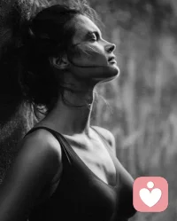 People see different versions of me; some view me as a kind-hearted person, while others see me as tough. I embrace both opinions and adapt my behavior accordingly.
人們看到我不同的模樣；有些人認為我是一個善良的人，而另一些人則認為我堅強。我接受這兩種觀點，并相應地根據情景調整自己的行為。配圖