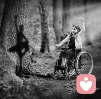 在尼采的哲學中有一個非常重要的概念——“Amor Fati”（拉丁語）。對此，人們在譯文中的通俗解釋是“熱愛命運”，我更喜歡的另一個表達是“愛你的命運”。
很多人喜歡說這個人命好，這個人命不好，諸如此類有關(guān)命數(shù)的一些高深的話，就是作家筆下也不勝枚舉。
比如蔡崇達在其三部曲《命運》當中就說：“命運不會只是條潺潺流淌的溪流，它會在經(jīng)過某個山谷時就突然墜落成瀑布，還可能在哪個拐彎后就匯入大海消失不見了。”劉震云說：“在命運面前，我們都是戲子，演著未知的劇本。”日本作家東野圭吾說：“生命中的全部偶然其實都是命中注定，是為宿命?！?無論是從成長的直接經(jīng)驗或者是從閱讀見聞等間接經(jīng)驗中去感知命運，我想，有一點是我們可以確定的，那就是命運總是未知的無常的。
至少，如何生，怎么死，是大多數(shù)人無法自由選擇的。配圖