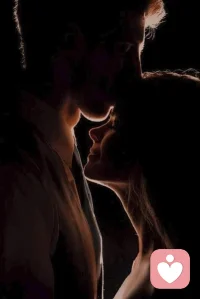 很喜歡楊絳說的這段話：“ 不能公開的愛，一定要止步。人生最大的遺憾，莫過於遇到一個特別的人，卻明白永遠不能在一起，或早或晚，你不得不放奔。最後讓你遺憾的，不是得不到，而是捨不得。不愛，是一生的遺憾，愛，是一生的磨難！感情就是這樣，進一步沒資格，退一步又捨不得！
不能公開的愛，一定要止步。這句話如一顆沉甸甸的心石，讓人深陷於感慨之中。
在這個紛繁複雜的世界裏，感情如同一場錯綜複雜的遊戲，而有些愛，註定只能悄悄埋藏在心底。人生最大的遺憾或許就是遇到一個特別的人，卻明白永遠不能在一起。
或許，我們都曾經歷過這樣的時刻，那個令心動容的人闖入生命，卻因各種原因無法公之於衆。這種愛，深埋在心靈深處，如同珍貴的寶藏，只能在暗夜中默默閃爍。不能公開的愛，往往如一朵含苞待放的花，美麗而又略顯無奈。
人生的遺憾，或許並非只是因為得不到，更是因為捨不得。在感情的路上，我們或多或少都曾有過放手的猶豫。最後讓你遺憾的，不是那個無法在一起的人，而是因為你不得不向生命做出無奈的妥協。放手，是一種深沉的痛楚，彷彿割捨了心中的某個珍貴部分。
不愛，是一生的遺憾。這句話如同一把鋒利的刀，直刺入心。在感情的海洋中，如果缺失了愛的存在，人生將變得蒼白而無味。愛，是一種奇妙的力量，讓人在平凡中變得非凡。然而，愛也是一生的磨難。在追求幸福的過程中，我們往往會遭受一番磨礪，而這正是成長的必經之路。
感情就是這樣，進一步沒資格，退一步又捨不得。這句話道盡了感情的複雜與無奈。有時候，我們邁出一步，卻發現自己並沒有資格在對方心中找到安身之地。於是，不得不退卻，避免深陷無法自拔的情感泥潭。然而，即便退卻，心中的捨不得如影隨形，揮之不去。
在感悟生命的深刻過程中，我們或許會領悟到，愛是一種奢侈的執念，是一場不計回報的付出。無論是不能公開的愛，還是因爲捨不得而留下的遺憾，都是生命中深刻的烙印。這些似乎無法言說的情感，卻在心底悄然綻放，如同一朵孤芳自賞的花。
人生的精彩就在於這些無法言喻的情感體驗。無論是在追求幸福的路上遭遇挫折，還是在愛情的世界中經歷糾結與捨不得，都是生命中不可或缺的一部分。正如這句話所言，感情的前進與後退都需要勇氣，而這勇氣的背後往往隱藏著更深層次的思考和體驗。配圖