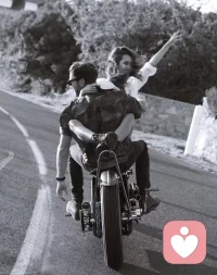 Sometimes you love it, sometimes you don't
Sometimes you need it then you don't and you let go
Sometimes we rush it, sometimes we fall
It doesn't matter baby we can take it real slow
有時候你喜歡，有時候你厭煩
有時候你想要，然后你又說算了
有時候我們行事匆匆，有時候我們沉溺其中
那無關緊要，寶貝，我們可以慢慢來
'Cause the way that we touch
is something that we can't deny
And the way that you move
oh you make me feel alive
Now come on
因為我們愛撫時的感覺
彼此都無法拒絕
而你身體的挪動
又讓我感到充滿活力
噢，來吧
Ring my bell, ring my bells
按我的鈴
You try to hide it, I know you do
When all you really want is me to come and get you
You move in closer, I feel you breathe
It's like the world just disappears when you around me, oh
你設法掩飾，我知道你想
那時你真正想要的，就是我來抓住你
你向我靠近，我能感到你的呼吸
當你在我身邊的時候，好像世界都不存在
'Cause the way that we touch
is something that we can't deny
And the way that you move
oh you make me feel alive
Now come on
因為我們愛撫時的感覺
彼此都無法拒絕
而你身體的挪動
又讓我感到充滿活力
噢，來吧
Ring my bell, ring my bells配圖