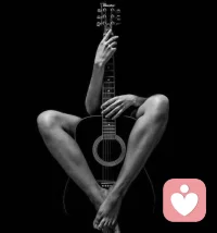 Loneliness is a seductive trap, poison that, once tasted, turns into a habit. Your calmness and peace envelops you like a cloak, making you forget the tumult of human interactions. 
Over time, the desire to distance yourself from others increases as it drains your energies and exposes your fragility. Loneliness may seem like a refuge, but it's a mirage that isolates us from true connections.
孤獨是一個誘人的陷阱，一種毒藥，一旦嘗過，就會變成一種習慣。”你的平靜和安寧像一件斗篷一樣包裹著你，讓你忘記了人際交往的喧囂。隨著時間的推移，你與他人保持距離的愿望與日俱增，因為它消耗了你的精力，暴露了你脆弱的一面。孤獨可能看起來像是一個避難所，但它是一種海市蜃樓，使我們無法建立真正的聯系。
——Jim Carrey配圖