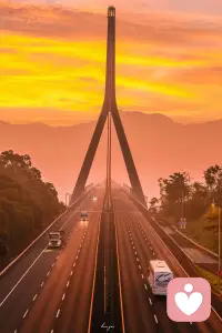 向著太陽(yáng)出發(fā)，在這個(gè)平臺(tái)，很多時(shí)候，會(huì)被感動(dòng)，會(huì)被激勵(lì)，會(huì)被療愈，因?yàn)樵谶@里遇到的很多人，他們一直沒有放棄自己，無(wú)論他們?cè)?jīng)經(jīng)歷過(guò)什么，現(xiàn)在遭受著什么，可那種頑強(qiáng)卻一直在推動(dòng)著他們向命運(yùn)低頭，很多時(shí)候，我甚至?xí)耄瑏?lái)到這里的人，恰恰是本質(zhì)上清醒，智慧的人，而我則是很榮幸能與他們相遇，聽他們的故事，感動(dòng)著，激勵(lì)著，啟發(fā)著......祝福他們！
其實(shí)想想，人生就是一邊擁有，一邊失去，一邊選擇，一邊放棄。并非人生選擇了你，而是你選擇了人生...
愿每一個(gè)勇敢的善良的堅(jiān)持的我們，走在人生如朝陽(yáng)般的大路上！配圖