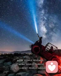  其實沒什麼好後悔的，很多事情就算時間能重來一遍，以當時的心智和閱歷還是會做同樣的選擇，避免不了同樣的結果。人本來就是在失敗中學乖的，與其抱著過去後悔，不如擦擦眼淚向前走吧。
不要為過去而後悔，過去的已經成為過去，也不要為將來而憂慮，因為明天還沒有到來，我們唯一能夠把握的就是今天。
對於我們可以控制的事情，我們要保持謹慎。對於我們不可改變的東西，我們保持樂觀。生活並不容易，所以我們必須要接受每天都無法預料的挑戰。
大家知道這個世界上最遠的距離是什麼嗎？這個世界上最遠的距離不是從馬里亞納海溝到珠穆朗瑪峰，這個世界最遠的距離是知道和做到。
我願意為我的錯誤買單，但我不後悔我做的任何事情，我從不懷疑我自己的眼光，如果事與願違，是我能力不夠。
人生這道選擇題，怎麼選都有遺憾，所以，不必執著答案，大膽朝前走吧。配圖