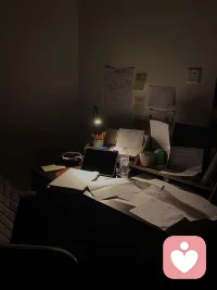 英國(guó)著名作家珍妮特·溫特森所說：
“我們生活在一個(gè)不停兜售解決良方的社會(huì)，一勞永逸地解決你口袋里的余錢，日益稀疏的發(fā)量，丟失的胃口，遺失的愛情。”
就好像，人生是一條幽閉狹窄的軌道，不容許其中的人有一絲的偏移和錯(cuò)軌。
然而恰恰是這樣一條嚴(yán)格、不容許出錯(cuò)的軌道，將人困在其中，必須時(shí)時(shí)刻刻緊繃自己的神經(jīng)，高度警惕一切可能發(fā)生的問題。
歸根到底，這種緊繃感來自于我們對(duì)無常的認(rèn)識(shí)不足，或者說，我們從未清晰地看見無常也從未做好準(zhǔn)備接受無常。
但事實(shí)上，我們每個(gè)人必須經(jīng)歷的，就是一個(gè)總也答不對(duì)題的人生。配圖