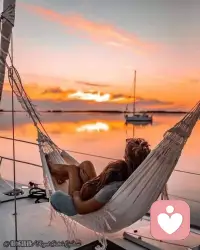 這段話真的好暖好浪漫： 日落是免費的，春夏秋冬也是，不要總覺得人生那麼無望，希望你快樂。
生命中，有許多美好的事物如同這般，靜靜存在，並無聲無息地帶來喜悅。
但是，我們常常駐足在生活的憂慮與煩惱中，過於看重眼前的困難和挫折，反而忽視了身邊的溫暖與美好。
在憂慮中徘徊，在焦慮中掙扎，在痛苦中迷失自己，迷失在漆黑一片的夜空中，看不見那顆閃爍的星星，更遙不及那邊的光明。
真沒必要為了三五年後的前途擔憂，大家都樂觀點，說不定到時候再回首，只覺物是人非，瞬間豁然開朗，其實當下便是最好的時光。
把圈子變小，把語速放緩，把心放寬，把生活打理簡單。用心做好手邊的事情，不戀塵世浮華，不寫紅塵紛擾；看天上的月，吹人間的風。
成長過程中，我們會遇到很多問題，也會走很多夜路，但人生就是起起伏伏，不會一直在低谷，日出總會如期而至，帶走所有的黑暗。
雪萊早就說過：冬天來了，春天還會遠嗎？
每個人都會有一段異常艱難的時光，生活的壓力、工作的失意、學業的壓力、愛的惶惶不可終日，挺過來的，人生就會豁然開朗，挺不過來的，時間也會教會你，怎麼與它們握手言和，所以不必害怕的。
真正的強大不是對抗，而是允許一切發生，接納人生的不如意，接納無常，心境變了，人就會充滿力量，困難也就不那麼可怕了。配圖