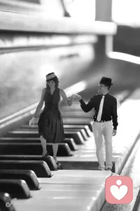 「 如果你愛一個人，那你就跟他好好在一起，不要去想那麼多，先把握好當下，以後的事情以後再說。不要總是胡思亂想，該發生的事情總會發生，你也控制不了。而那些沒有發生的事情，你也不要去糾結它，除了會影響你的心情，對你們的關係並沒有一點好處。不要怕，未來兩個人一起走。」
如果你愛一個人，那你就不要去害怕結局，如果你們付出的是真心，那一定是一個美好結局，就算沒有走到最後，那最後後悔的那個人一定不是你。
在一段健康的關係中，懂得相互服軟輪流低頭就不會走散。這個世界上沒有天生就般配的兩個人，只不過是一個懂得遷就和包容，而另一個懂得適可而止。最好的愛情是，你讓我心動我讓你心安，我知你冷暖你懂我悲歡。
不要試圖去尋找一個完美的人，因為在完美的人身邊你是多餘的。愛情不是你和一個完美的人相愛了，而是愛了你以後他才完美。愛情是兩個不完美的人，共同創造一個完美的關係。
張愛玲說： 愛不是索取，也不是遷就，而是發自內心地懂得彼此，願意理解彼此，不因為一己私慾勉強彼此。
真正成熟的愛情觀是：喜歡就努力去追，讓自己儘可能地值得被喜歡，也讓他儘可能地喜歡自己。但至於能不能成，只能聽天由命。
沒關係的，大家都會愛錯人，會莫名其妙掉眼淚，走在路上突然會奔潰，但不妨礙我們去看看晚霞吹吹風，都會過去的。
真正適合你的人，不是那個你永遠得不到的人，而是那個看透你所有缺點，仍然選擇留下的人。配圖