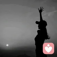 詩(shī)人里爾克說(shuō)：生活比命運(yùn)更龐大。
所以，愛(ài)自己的同時(shí)也請(qǐng)你滿(mǎn)懷興趣地活在這個(gè)世界上，充盈地去愛(ài)自己不確定的生活。
那些擅長(zhǎng)經(jīng)營(yíng)自己生活的人，往往不是因?yàn)樗麄儽任覀冋莆樟烁鄬?shí)操性的生活技能，而在于他們常常能以一個(gè)良好的心態(tài)去對(duì)待生活。
不論日子多么普普通通，它都需要我們積極向上。
生活，也總是因?yàn)闊釔?ài)和滿(mǎn)足，才顯得更為生動(dòng)和豐富。
所以，不要憂(yōu)郁，不要感傷，也不要總是灰蒙蒙的。每天早晨高高興興地睜開(kāi)眼睛，熱情滿(mǎn)滿(mǎn)地去赴宴，去戰(zhàn)斗。
要健康而完好，要有愛(ài)而熾烈。配圖