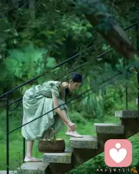 被這段話深深激勵了：“ 生活可能並不完美，但你的堅強、樂觀、努力、勇敢卻能讓它熠熠生輝。翻過心上的坎，才敢攀登腳下的山；跨過心裡的溝，才能逾越眼前的河。面對未知別害怕，你的每一次努力，都在增加對這個世界的底氣。”
人之所以要努力，是為了儘可能緊緊地把命運攥在自己手裏，是為了在這個有時不講理的世界裏更體面、更有底氣地活著，擁有更多的選擇權和主動權；是為了當自己遇到喜歡的人和事的時候，除了一片真心，還有拿得出手的東西。
努力的意義就是：當好運降臨在自己身上時，你會覺得我配”，而不是眼看著好事落在別人身上，然後憤憤地說我呸。
每個人都會有一段異常艱難的時光，生活的壓力、工作的失意、學業的壓力，愛的惶惶不可終日，挺過來的，人生就會豁然開朗，挺不過來的，時間也會教你，怎麼
與它們握手言和，所以不必害怕的。
風再大，也會過；雨再大，也會停。所有的不如意一定會散去，你只管努力，別的自有安排。配圖