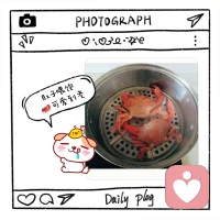 就你們哥倆了！
被歲月磨平了棱角
人群中不在多言談笑
這不上不下的年紀(jì)
學(xué)會(huì)向生活討好
柴米半生爭(zhēng)那三餐飯飽
把心事鎖進(jìn)了眉梢
慢慢學(xué)會(huì)彎下了腰
心中遠(yuǎn)方歌謠
腳下是深潭泥沼
頭頂煙塵
誰負(fù)了歲月靜好
把酒嘆平生
把往事熬成藥
一秋風(fēng)雨敬桑田
從此無年少配圖