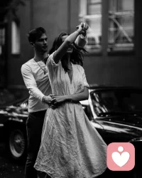 三毛說：“ 刻意去找的東西，往往是找不到的，天下萬物的來和去，都有它的時間。
你越期待一個結果，就越容易被結局傷害。你越是執著誰，就會被誰傷得越深。
美好的感情，有時就在不經意間產生。
只有放下沒有結果的執念，才能有退一步的從容，進一步的歡喜。
人生是一場體驗，世間的一切，終究要與時間和解。如果沒有太陽，就去享受風雨中的清涼；如果沒有鮮花，就去感受泥士的芬芳；如果沒有愛情，就去獨享一個人的自由。
有些人，有些事，盡力之後，就選擇順其自然吧。
把一切都交給時間，失之東隅，收之桑榆，相信一切都是最好的安排。配图