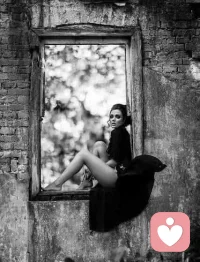 She built walls. As time went by, her walls grew higher and higher. Not to keep people out. No, that wasn't her intent. It was to protect herself and her heart. It was better to seclude herself within these walls because only she truly understood her thoughts and emotions. There was too much loss and hurt, and she didn't want to get hurt more. Trying to explain her emotions to the outside world was exhausting, and frankly, she really couldn't explain it appropriately that gave it justice. She didn't know if people would even understand what she's going through if she did explain. So the walls climbed higher for her protection and seclusion. Until she's ready to demolish them... they remain.
她筑起了高墻。隨著時間的推移，她的高墻越來越高。不是為了把人們擋在外面。不，那不是她的意圖。那是為了保護她自己和她的心。最好把自己封閉在這些高墻之內，因為只有她真正了解自己的思想和情感。有太多的失去和傷害，她不想再受到傷害。試圖向外界解釋自己的情感是令人疲憊的，坦率地說，她真的無法恰當地解釋，使其得到公正。她不知道如果自己解釋，人們是否會理解她所經歷的。因此，為了保護和隔離，高墻越筑越高。直到她準備好拆除它們……它們仍然存在。配圖